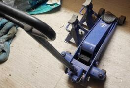 Location outil Cric Hydraulique près de Villevieille