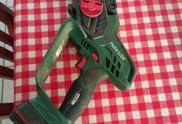 Location outil Tronçonneuse Électrique Parkside près de Guérande