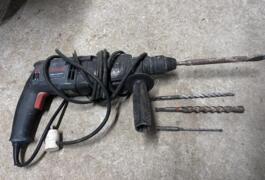 Location outil Perceuse Électrique Bosch près de Plounéventer