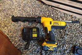 Location outil Pistolet silicone Dewalt près de Saint-Laurent-du-Pont
