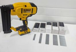 Location outil Cloueur Électrique Dewalt près de Le Hinglé