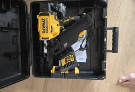 Location outil Cloueur Électrique Dewalt près de Combs-la-Ville