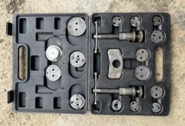 Location outil Repousse piston près de Saint-Sylvestre