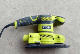 Location outil Ponceuse Électrique Ryobi près de Erbray