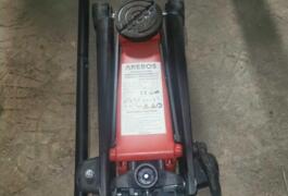 Location outil Cric Hydraulique près de Le Louverot