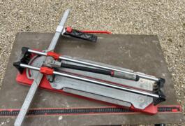 Location outil Coupe carreaux Manuel près de Mareuil-lès-Meaux