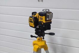 Location outil Niveau laser Dewalt près de Le Hinglé