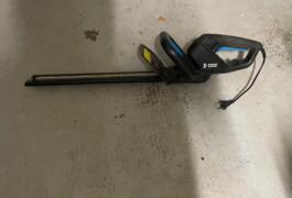 Location outil Taille haie Électrique Mac allister près de Satolas-et-Bonce