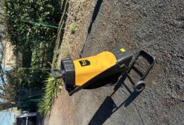 Location outil Broyeur de végetaux Électrique près de Montussan