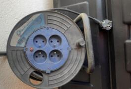 Location outil 🔌 enrouleur électrique 15 m – 4 prises – extérieur près de Saint-Zacharie