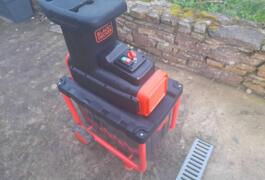 Location outil Broyeur de végetaux Électrique Black et decker près de Guignen