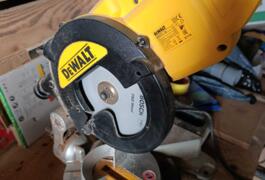 Location outil Scie à onglet Électrique Dewalt près de Furiani