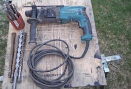 Location outil Burineur perforateur Électrique Makita près de Saint-Pierre-en-Faucigny