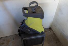 Location outil Broyeur de végetaux Électrique Ryobi près de Château-Gontier-sur-Mayenne