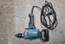 Location outil Perceuse Électrique Makita près de La Chapelle-de-la-Tour
