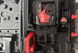 Location outil Niveau laser Milwaukee près de Locqueltas