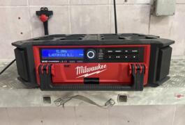 Location outil Radio-chantier Électrique Milwaukee près de Locqueltas