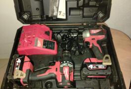Location outil Pack 2 outils 18v milwaukee - visseuse à choc + perceuse 2 batteries incluses + chargeur + mallette Milwaukee près de Les Pavillons-sous-Bois