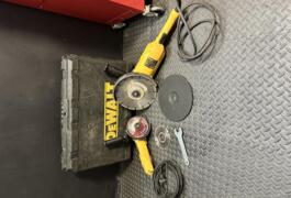 Location outil Meuleuse 230mm Dewalt près de Gond-Pontouvre