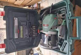 Location outil Défonceuse à bois Électrique Bosch près de Verzé