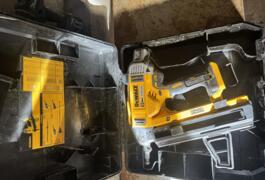 Location outil Cloueur Électrique Dewalt près de Cannes-Écluse