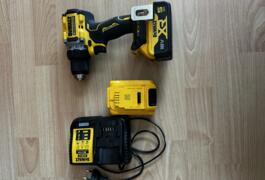 Location outil Perceuse Électrique Dewalt près de La Biolle