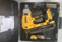 Location outil Cloueur Électrique Dewalt près de Féy