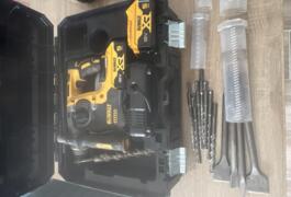 Location outil Burineur perforateur Électrique Dewalt près de La Boissière-de-Montaigu