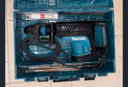Location outil Burineur perforateur Électrique Makita près de Villenave-d'Ornon