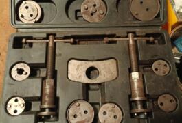 Location outil Repousse piston Clas près de Thorigny