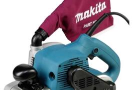 Location outil Ponceuse à bande Électrique Makita près de Dourdan