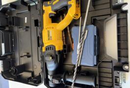 Location outil Burineur perforateur Électrique Dewalt près de Neuville-en-Ferrain