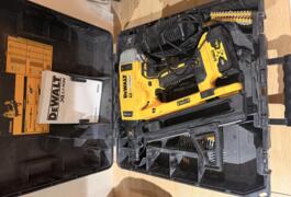 Location outil Cloueur Électrique Dewalt près de Tornac