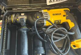 Location outil Burineur perforateur Électrique Dewalt près de Sampans