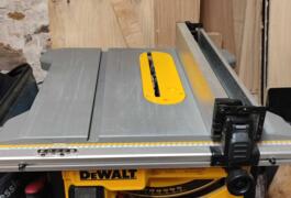 Location outil Scie sur table Électrique Dewalt près de Touquin