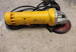 Location outil Meuleuse Électrique Dewalt près de Touquin