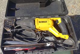 Location outil Scie sabre Électrique Dewalt près de Trédion