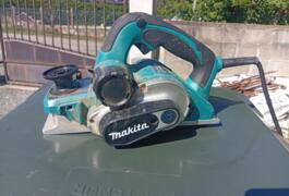 Location outil Rabot Électrique Makita près de Trédion