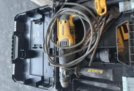 Location outil Burineur perforateur Électrique Dewalt près de Yvetot-Bocage