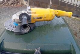 Location outil Meuleuse Électrique Dewalt près de Trédion