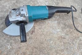 Location outil Meuleuse disqueuse 230mm Makita près de Nîmes
