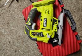 Location outil Scie sauteuse Laser Ryobi près de Saurier