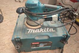 Location outil Ponceuse Électrique Makita près de Plouguerneau