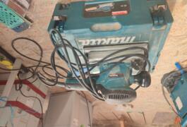 Location outil Ponceuse vibrante Électrique Makita près de Plouguerneau