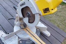 Location outil Scie pendulaire Électrique Dewalt près de Clermont