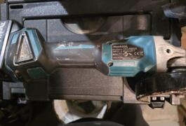 Location outil Meuleuse d'angle sans fil makita 18v dga504 – 125mm Makita près de Montévrain