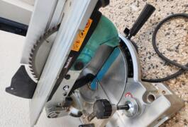 Location outil Scie à onglet Électrique Makita près de Fontiès-d'Aude