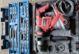 Location outil Perforaeur einhell tc-rh 900 Einhell près de La Chapelle-Saint-Rémy