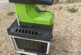 Location outil Broyeur de végetaux Électrique Ryobi près de Talant