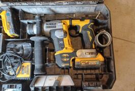 Location outil Perceuse Sans-fil Dewalt près de Merlas